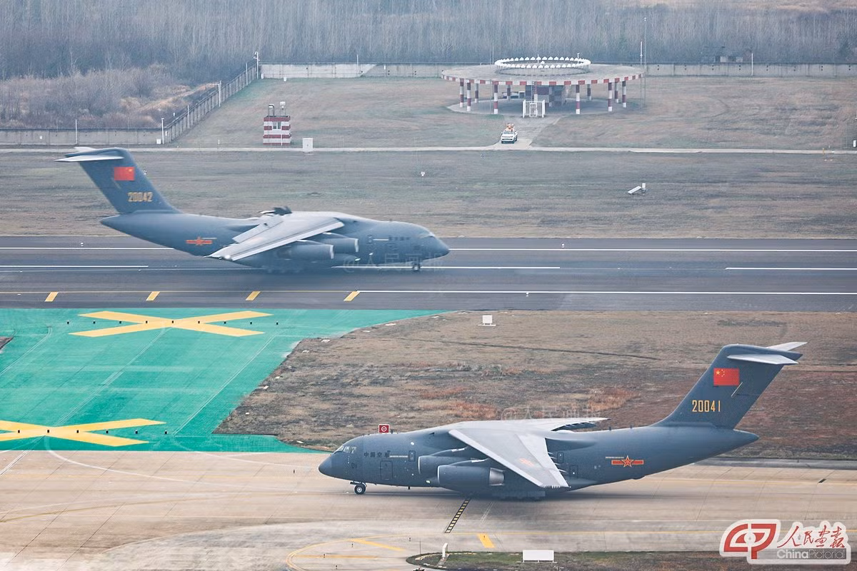 Lần đầu tiên kể từ khi được phục vụ trong biên chế của Không quân Trung Quốc, các máy bay vận tải Y-20 đã được đưa vào sử dụng với quy mô lớn. Nguồn ảnh: QQ.