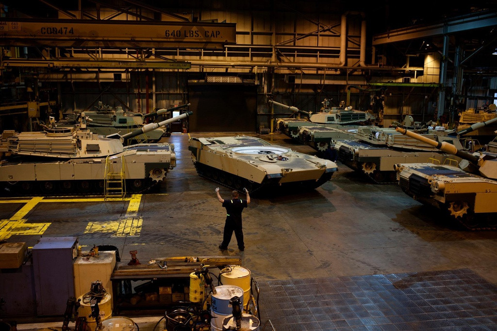 Mỹ hy vọng rằng thiết kế mới của M1A2 sẽ đủ để loại xe tăng này đối đầu với các loại xe tăng chủ lực của Nga bao gồm T-14 Armata hay T-90. Nguồn ảnh: MilitaryArmForces.