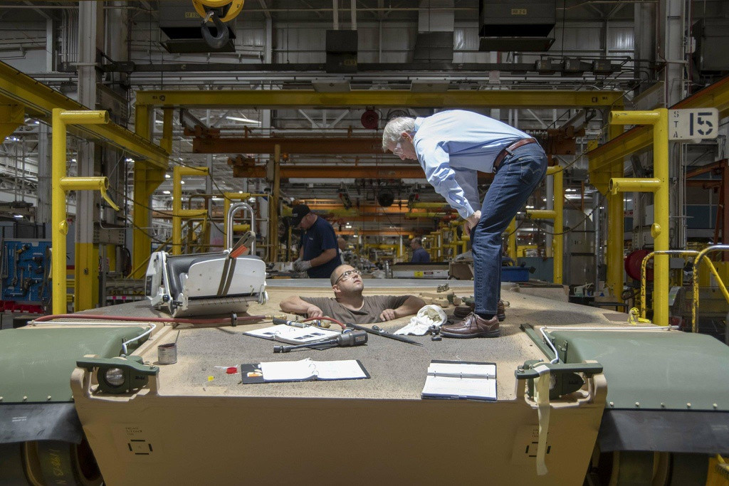 Hệ thống liên lạc này về cơ bản sẽ hiện đại hơn các hệ thống cũ hiện đang được sử dụng trên các xe tăng M1A2 trước đây. Tuy nhiên hệ thống này vẫn đảm bảo sẽ tương thích ngược với các thiết bị đời cũ hơn. Nguồn ảnh: MilitaryArmForces.