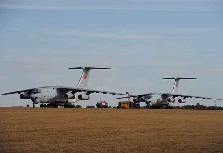 Máy bay từ đơn vị không quân này cũng vận chuyển 3 đội hỗ trợ y tế của quân đội vào ngày 24-1, đêm trước Tết Nguyên đán đến Vũ Hán