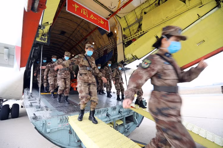 Các nhân viên y tế đang xuống máy bay khi họ đến sân bay Thiên Hà, Vũ Hán, ngày 2-2