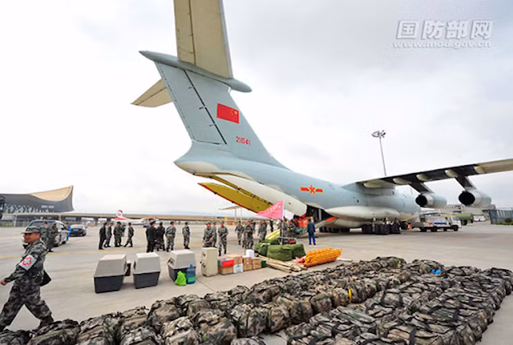 8 chiếc máy bay vận tải IL-76 từ một đơn vị của Không quân trong Chiến khu Trung ương Quân Giải phóng Nhân dân Trung Quốc đã chở 795 nhân viên y tế từ các lực lượng vũ trang