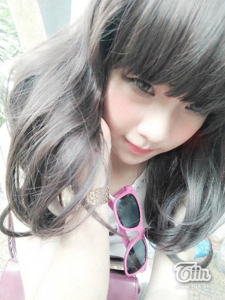 Mới đây, khi tham gia một vai diễn nhỏ trong MV của Kenny Sang – người vừa nhận được giải Hot Facebooker bị ném đá nhiều nhất 2014 - Quang Hưng đã khiến cho dân mạng sôi sục khi phát hiện ra giai nhân xinh đẹp trong MV là... một chàng trai. 