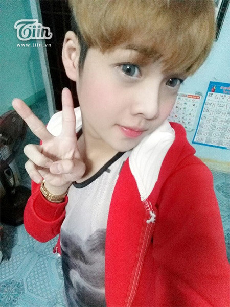 Điều làm mọi người thích thú ở Hưng là khả năng giả gái giống đến bất ngờ, từ thần thái, phong cách cho đến ngoại hình cậu đều làm cho người đối diện nhầm tưởng là... teen girl.