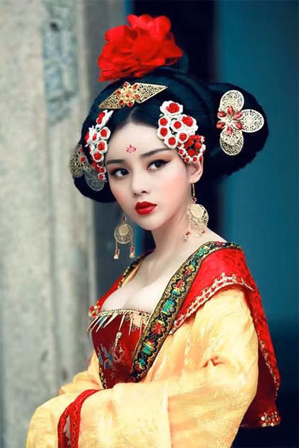  Trong bộ đồ cổ trang cầu kỳ, trang điểm rực rỡ, nét mặt Minh Châu càng trở nên hoàn hảo và giống Băng Băng hơn bao giờ hết.