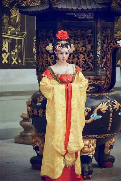 Vẻ đẹp sắc sảo và gợi cảm của Minh Châu trong tạo hình Võ Tắc Thiên. 