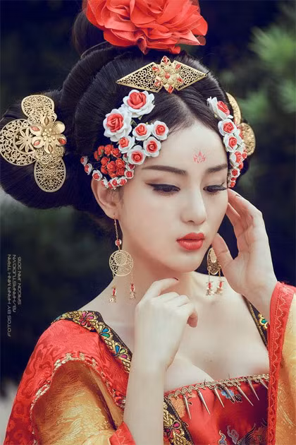 Gần đây, nhân cơn sốt của bộ phim về Võ Tắc Thiên mà Phạm Băng Băng thủ vai nữ chính, Minh Châu đã thực hiện một bộ ảnh cosplay nhân vật này. 