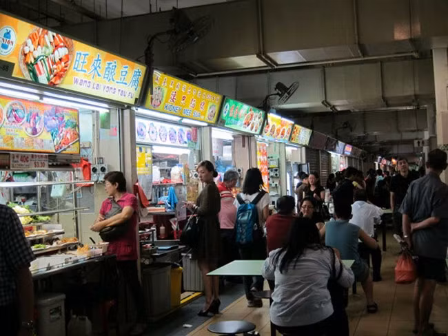 Không ai tới Singapore mà không thưởng thức các hương vị tại trung tâm ăn uống ngoài trời Hawker Centre. Chính bởi nền văn hóa đa dạng nên Singapore cũng có một nền ẩm thực, đặc biệt là ẩm thực ngoài trời rất phong phú. Nếu muốn thưởng thức tất cả các đặc sản của Singapore, bạn có thể sẽ phải mất ít nhất 3 ngày tại khu trung tâm ăn uống ngoài trời này.