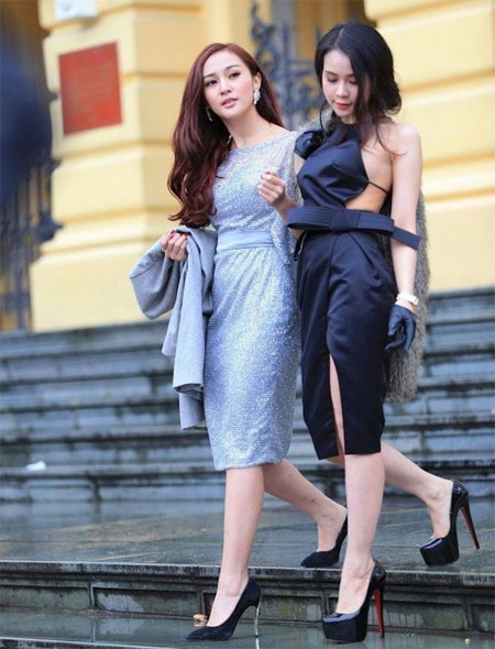 Tháng 1/2015, Kelly và Sam dạo phố Hà Nội với váy hở bạo. Mặc cho thời tiết Hà Nội chỉ khoảng 12 độ C, song hai hot girl vẫn diện váy khoét sâu, để lộ toàn bộ phần lưng, khoe trọn các đường cong trên cơ thể.