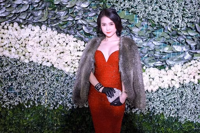 Một chiếc váy với các đường cắt bắt mắt khác của Sam. Rũ đi sự hồn nhiên, dễ thương của lứa tuổi teen, Sam và Kelly đang hướng theo hình tượng sexy để đánh dấu sự trưởng thành của cả hai.