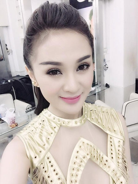 Trước đó, Kelly đã nhiều lần khoe hình thể với những mẫu thiết kế khoét ngực táo bạo, gây chú ý. Hot girl từng chia sẻ: "Mọi người vốn dĩ quen mắt với kiểu dễ thương, đáng yêu của tôi. Nên khi tôi có thay đổi hình ảnh già dặn, trưởng thành hơn một chút, một số người cũng không thích lắm".