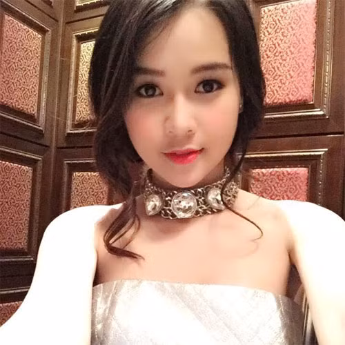 Trong khi đó, Sam (Nguyễn Hà My, SN 1990) là hot girl đình đám tại Sài thành được giới trẻ yêu thích qua vai trò người mẫu ảnh teen, và diễn viên đóng các MV ca nhạc. Ngoài đời, Kelly và Sam là bạn bè đồng trang lứa thân thiết, cả hai cũng xuất hiện cùng nhau trong các sự kiện.