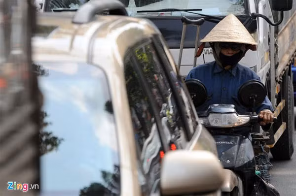 Tròi nóng, di o to khong dièu hòa có nguy co dọt quỵ