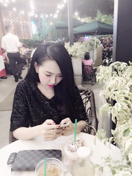 Thùy Linh cao 1m65, thân hình cân đối hấp dẫn, gương mặt nhẹ nhõm xinh xắn.