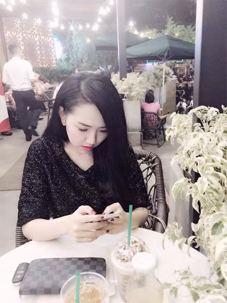 Thùy Linh cao 1m65, thân hình cân đối hấp dẫn, gương mặt nhẹ nhõm xinh xắn.