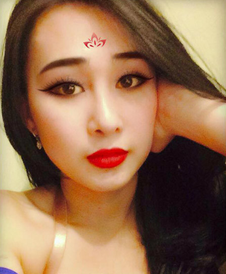 Không cần mặc đồ cổ trang hay tạo kiểu tóc khác, các người đẹp vẫn "biến thành Võ Mị Nương" nhờ hình hoa sen trên trán và chút tô điểm ở mắt, môi. Ảnh: Hot girl bellydance Dư Ngân "hóa thân" thành Võ Tắc Thiên.