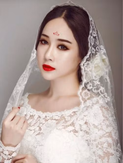 Tự nhận là phiên bản lỗi của Võ Tắc Thiên nhưng hot girl bán hàng online Helen Thanh Thảo được dân mạng khen ngợi với tấm hình này.