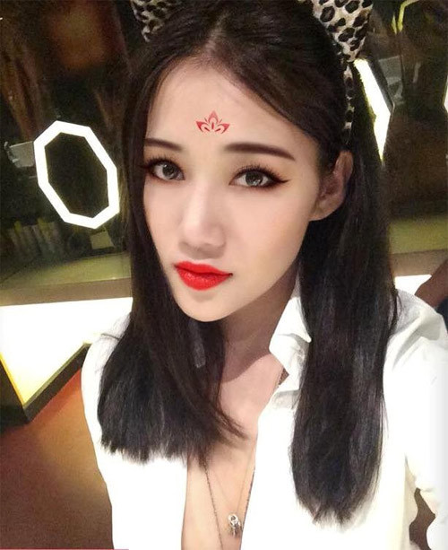 Hot girl Milan Phạm.