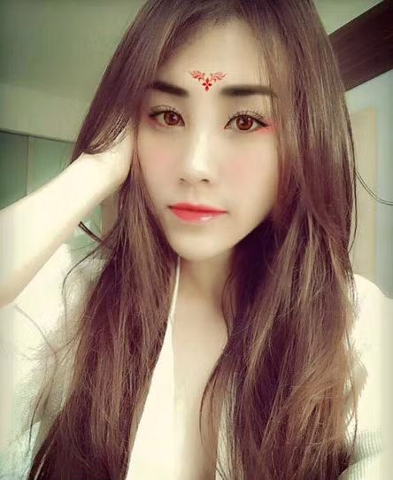 Vẻ đẹp của Trang Nguyễn khi sử dụng phần mềm chụp ảnh kiểu Võ Tắc Thiên.