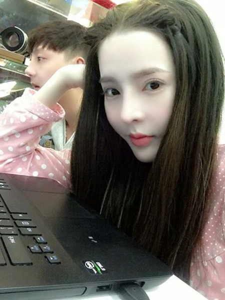 Trên ảnh, Vân có làn da trắng đến không còn sắc tố, và căng mịn một cách hoang đường. Đẹp thì đẹp, nhưng trông cô giống búp bê hơn là một con người thật sống động.