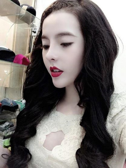 Để có được những bức ảnh “phi phàm”, dân mạng thạo công nghệ khẳng định Vân không chỉ sử dụng phần mềm 360 như đa số các cô gái mê tự sướng khác, mà sau khi chụp bằng 360, cô còn phải vào phần phần Edit, chọn Face Fix và di đến phần nào cần chỉnh. Nhờ đó, mắt sẽ to hơn bình thường, da mặt như được “là” nên mịn căng hồng hào, và chiếc cằm cũng trở nên nhỏ, nhọn hơn, môi thì trái tim hờn dỗi.