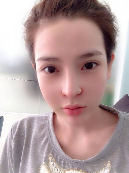 Một facebooker nhận xét: “Hiệu ứng chỉnh mặt khiến mắt to khủng khiếp, mặt mịn nhưng nhìn giả lắm. Tóm lại ai cũng sẽ giống búp bê mắt to cằm nhỏ. Bình thường cô nào xấu thì sẽ xinh hơn, nếu mặt đã phẫu thuật có nét rồi thì phải nói là xinh hoàn hảo”.