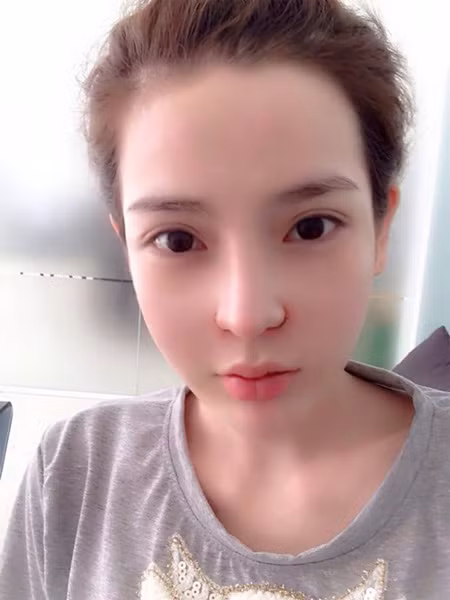 Một facebooker nhận xét: “Hiệu ứng chỉnh mặt khiến mắt to khủng khiếp, mặt mịn nhưng nhìn giả lắm. Tóm lại ai cũng sẽ giống búp bê mắt to cằm nhỏ. Bình thường cô nào xấu thì sẽ xinh hơn, nếu mặt đã phẫu thuật có nét rồi thì phải nói là xinh hoàn hảo”.