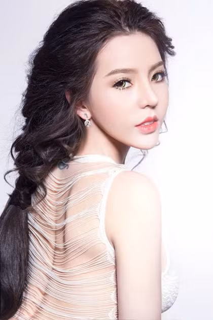 Tuy nhiên, Vân cũng bị nhiều cư dân mạng “ném đá” vì cho rằng hình ảnh mà cô đăng tải đều đã được chỉnh sửa quá mức, đó không phải nhan sắc thật của cô cho dù đã thẩm mỹ nhiều lần.