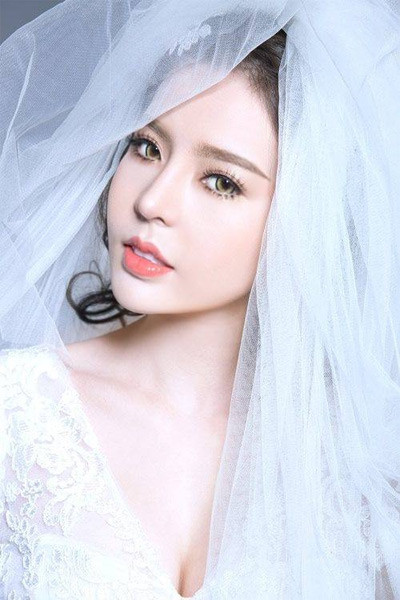 Từ một cô gái vô danh, Vân Tokyo thành cái tên hot và trang cá nhân của cô trên mạng cũng vậy. Hình ảnh của Vân được rất nhiều người ngắm nghía, khen ngợi. Chuyện kiếm tiền của cô cũng trở nên dễ dàng hơn nhờ bán hàng online và làm mẫu game.