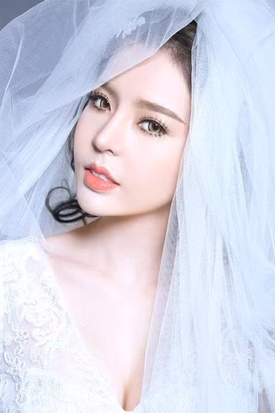 Từ một cô gái vô danh, Vân Tokyo thành cái tên hot và trang cá nhân của cô trên mạng cũng vậy. Hình ảnh của Vân được rất nhiều người ngắm nghía, khen ngợi. Chuyện kiếm tiền của cô cũng trở nên dễ dàng hơn nhờ bán hàng online và làm mẫu game.