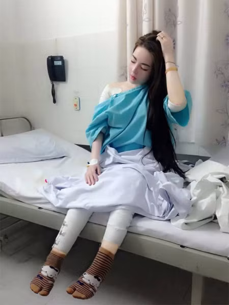 Cô được biết đến vì công khai hình ảnh và clip phẫu thuật thẩm mỹ, các bức ảnh quá khứ và hiện tại nhằm cho biết mình đã vịt hóa thiên nga như thế nào.