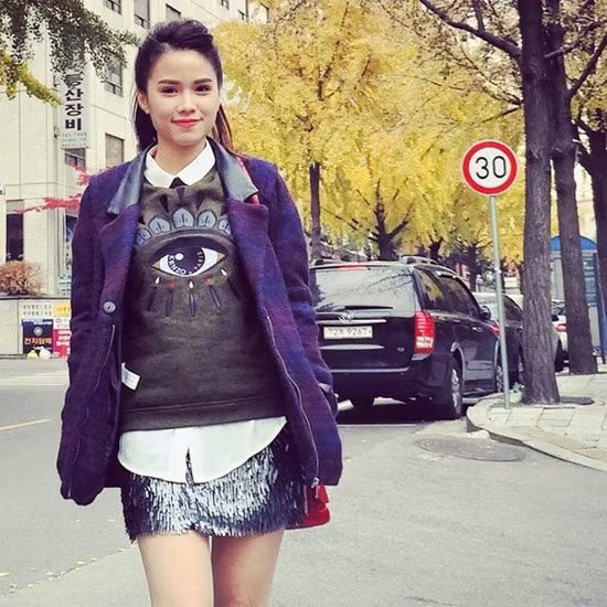  27 tuổi nhưng Bảo Linh trông như mới xấp xỉ 20, với đôi mắt biết nói trên gương mặt kiều diễm, cực kỳ thu hút. Có lẽ điều này cũng góp phần vào thành công của cô khi kinh doanh trên mạng.