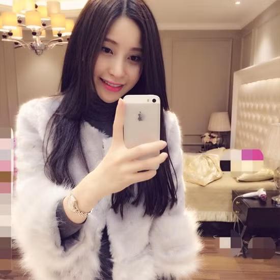 Mặc dù sắp trở thành bà mẹ 2 con nhưng nhìn Cúc, ít người nghĩ cô đã có gia đình bởi gương mặt trẻ trung và vóc dáng hoàn hảo.