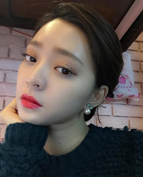 Với lợi thế nhan sắc và hiểu biết về mỹ phẩm, cùng những hình ảnh thử sản phẩm quá đẹp của mình, Ngọc Lan bán hàng khá chạy.