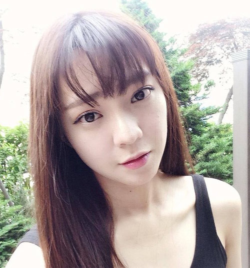 Cô gái có gương mặt "nét như Sony" này là Ngọc Lan, nick Leng Rin, Ngọc Lan. Cô đang buôn bán mỹ phẩm trên trang cá nhân. 