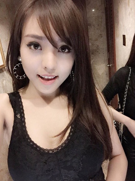  Huyền Vũ, sinh năm 1988, cũng là một hot girl bán hàng qua mạng nổi danh. Cô khởi nghiệp kinh doanh online từ hồi du học ở Anh. 