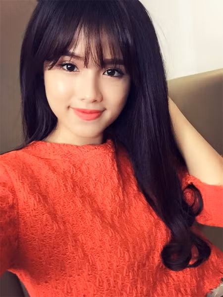 Bảo Linh kinh doanh túi xách hàng hiệu. Vẻ đẹp và uy tín của cô trong lĩnh vực truyền hình khiến khách hàng yêu mến, tin tưởng.