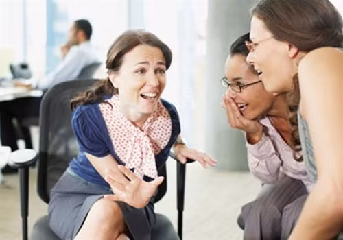 Họ là những người đã sinh ra, yêu thương và nâng đỡ người chồng mà bạn đang nương tựa. Và cho dù chồng bạn không mấy hảo hợp với cha mẹ, anh chị, họ cũng không bao giờ muốn nghe vợ lên án người nhà chồng.