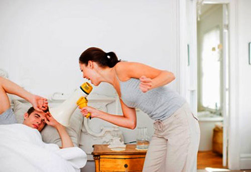 Khinh người. Dạng phụ nữ khắc nghiệt, luôn coi thường người khác, kể cả người đàn ông của mình, luôn nói điều tiêu cực... dễ làm đàn ông phát điên và tìm cách tránh xa.