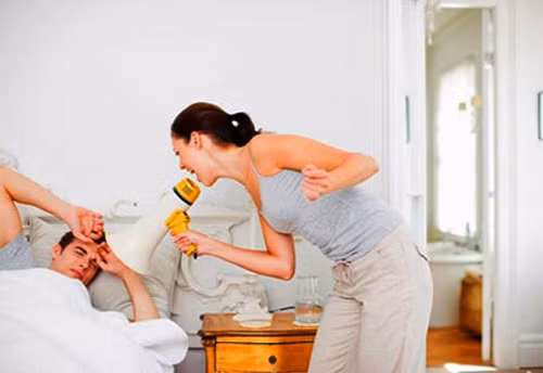 Khinh người. Dạng phụ nữ khắc nghiệt, luôn coi thường người khác, kể cả người đàn ông của mình, luôn nói điều tiêu cực... dễ làm đàn ông phát điên và tìm cách tránh xa.