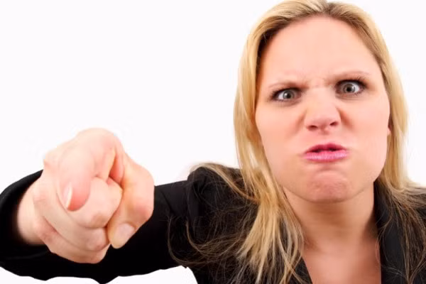 Phụ nữ thường hay thích kể lể, than thở những điều bất mãn, nhưng nói liên tục để trở thành càm ràm và luôn chỉ trích, chê trách mọi người thì là một chuyện khác. Đàn ông rất mệt khi nghe lời than vãn và càng thấy “khủng khiếp” khi nghe lời chê bai, phê bình.