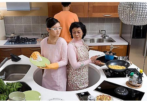 Chê bai nhà chồng. Vô cùng hiếm hoi xảy ra trường hợp người phụ nữ gặp được nhà chồng ưng ý. Nhưng ngay cả khi bạn không may mắn thì cũng không bao giờ nên chê bai, chỉ trích, xem thường nhà chồng, càng tệ hơn khi để lộ điều đó với bên ngoài.