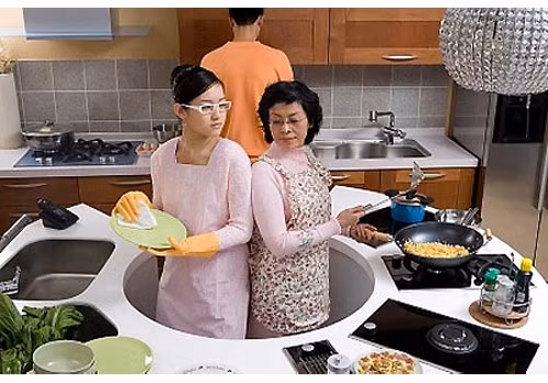 Chê bai nhà chồng. Vô cùng hiếm hoi xảy ra trường hợp người phụ nữ gặp được nhà chồng ưng ý. Nhưng ngay cả khi bạn không may mắn thì cũng không bao giờ nên chê bai, chỉ trích, xem thường nhà chồng, càng tệ hơn khi để lộ điều đó với bên ngoài.