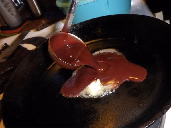 7. Bánh rán làm từ máu. Blodplättar là tên gọi của một loại bánh rán được tìm thấy ở Thụy Điển và Phần Lan, làm từ máu và các thành phần khác. Nó tương tự như bánh pudding nhưng mỏng và giòn hơn. Blodplättar thỉnh thoảng được ăn kèm cùng với thịt lợn hoặc thịt tuần lộc.