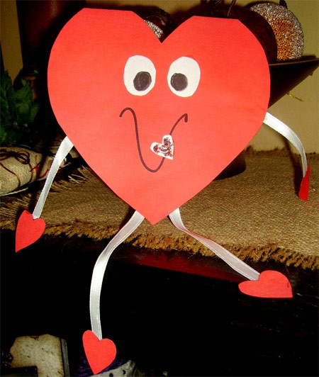 Giữa muôn ngàn tấm thiệp chúc mừng Valentine có hình trái tim và hoa hồng lãng mạn ngọt ngào, một chút phá cách sẽ đem đến cảm xúc mới mẻ.