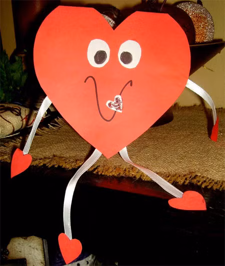 Giữa muôn ngàn tấm thiệp chúc mừng Valentine có hình trái tim và hoa hồng lãng mạn ngọt ngào, một chút phá cách sẽ đem đến cảm xúc mới mẻ.