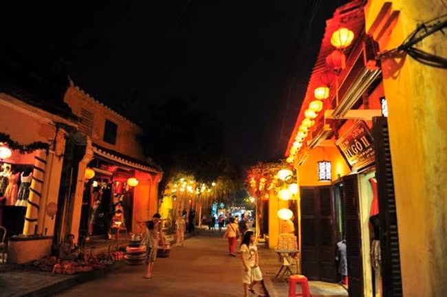 Phố Hội sông Hoài: Nhắc đến Hội An - một đô thị cổ nằm ở hạ lưu sông Thu Bồn, một vùng ven biển tỉnh Quảng Nam người ta sẽ nghĩ ngay đến những kiến trúc truyền thống phân bố theo những trục phố nhỏ hẹp, hình ảnh một khu phố cổ với những hội quán, miếu, chùa mang dấu tích của người Nhật Bản và Trung Hoa nằm bên những ngôi nhà phố truyền thống của người Việt và những ngôi nhà hai tầng mang kiến trúc Pháp.