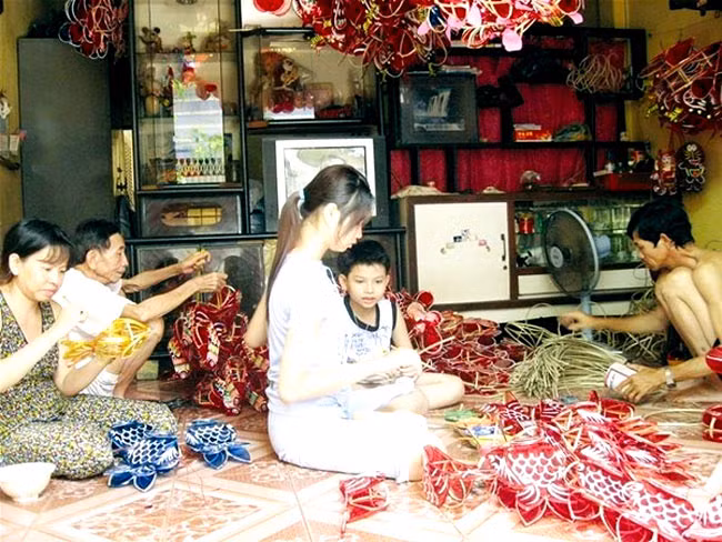 Hầu hết những nhà làm lồng đèn trong xóm là đồng hương của nhau, quê ở Nam Định di cư từ những năm 50 của thế kỷ trước và lấy đó làm nghề mưu sinh nơi đất khách.