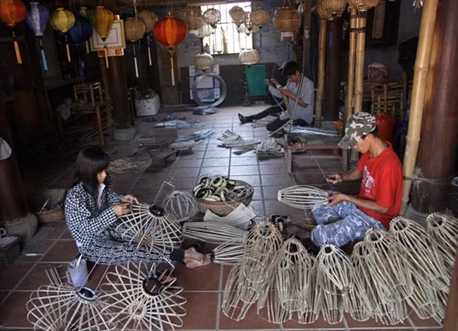 Những chiếc đèn lồng tre mộc mạc và bình dị được làm nên bởi hai nguyên liệu chính là tre và vải bọc, nhưng mấy ai thấy hết được sự kỳ công từ quá trình chuẩn bị nguyên liệu cho đến quy trình sản suất đèn lồng. Tre làm đèn lồng phải là loại tre già còn tươi, để đảm bảo độ bền và tránh mối mọt người thợ phải nấu tre rồi ngâm 10 ngày trong nước muối, tiếp đến phơi khô, vót thành từng nan mỏng tùy theo mỗi loại đèn 