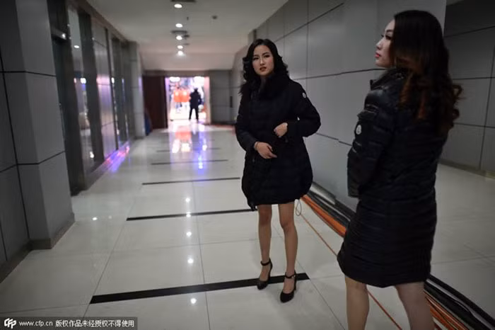 Trong hành lang của võ đài, người ta thấy hai cô gái mặc áo khoác nhưng để chân trần. Họ phải chịu đựng giá rét để tạo hình ảnh trẻ trung, hấp dẫn trước khán giả. 